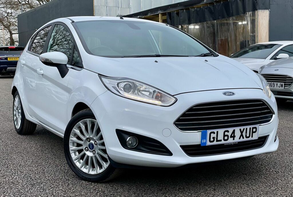 Compare Ford Fiesta 1.0T Ecoboost Titanium Euro 5 Ss 2015 GL64XUP White