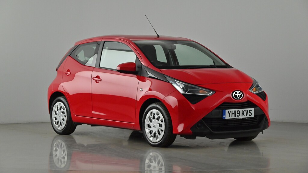 Compare Toyota Aygo 1.0 X-play X-shift YH19KVS Red