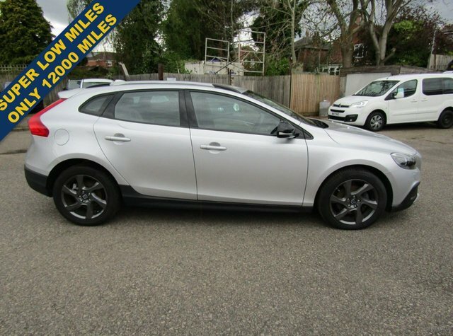 Compare Volvo V40 Cross Country 1.6 D2 Cross Country Lux 113 Bhp CX14UVH Silver