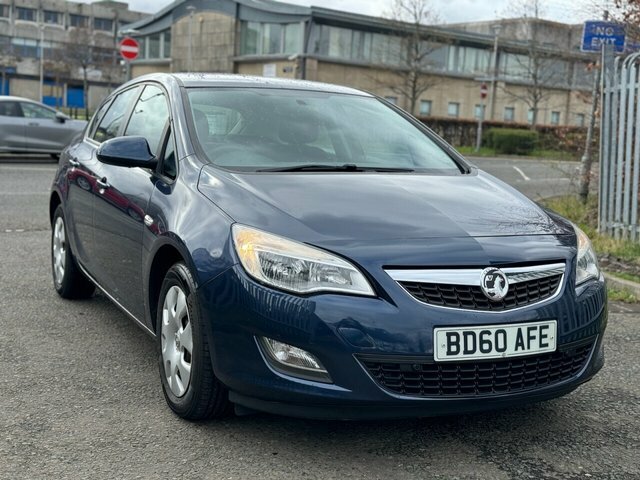 Compare Vauxhall Astra 1.6 Exclusiv 113 BD60AFE Blue