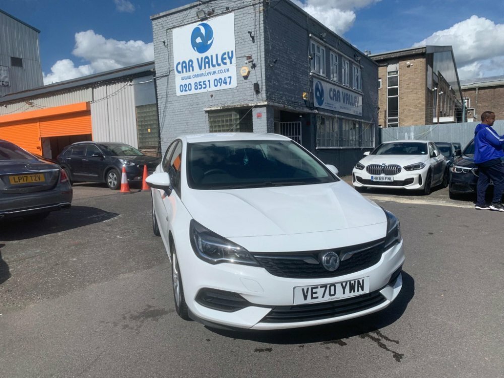 Compare Vauxhall Astra Astra Se T Cvt VE70YWN White