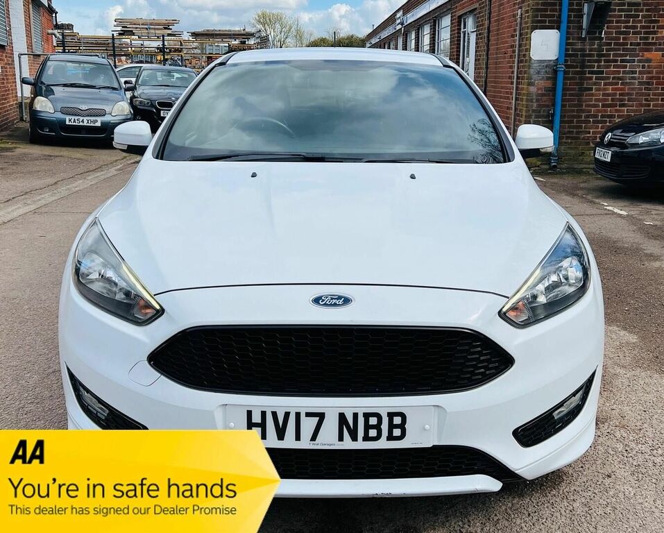 Compare Ford Focus Hatchback 1.0T Ecoboost St-line Euro 6 Ss HV17NBB White