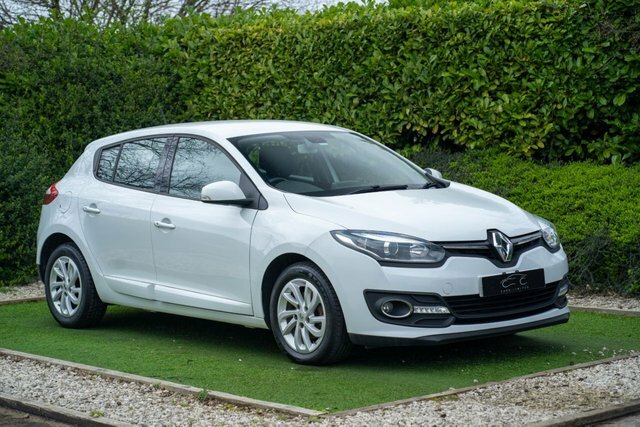 Compare Renault Megane 1.5 Dynamique Tomtom Energy Dci Ss 110 Bhp YP64AEZ White