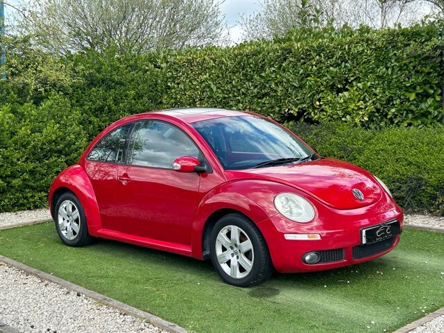 Compare Volkswagen Beetle 1.6 Luna 8V 101 Bhp HN06FYR Red