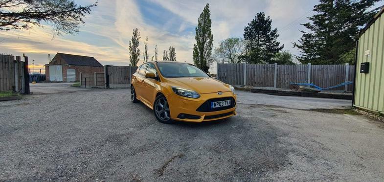 Compare Ford Focus 2.0T Ecoboost St-3 Euro 5 Ss WP63TVJ Orange