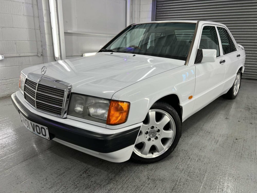 Compare Mercedes-Benz 190 2.0 E J401VOO White