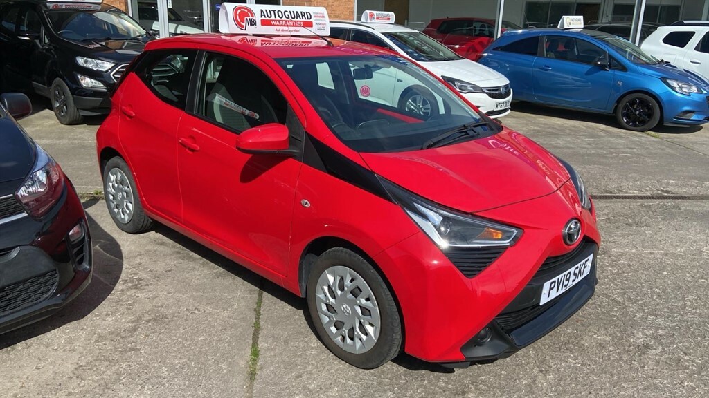 Compare Toyota Aygo 1.0L Vvt-i X-play X-shift PV19SKF Red