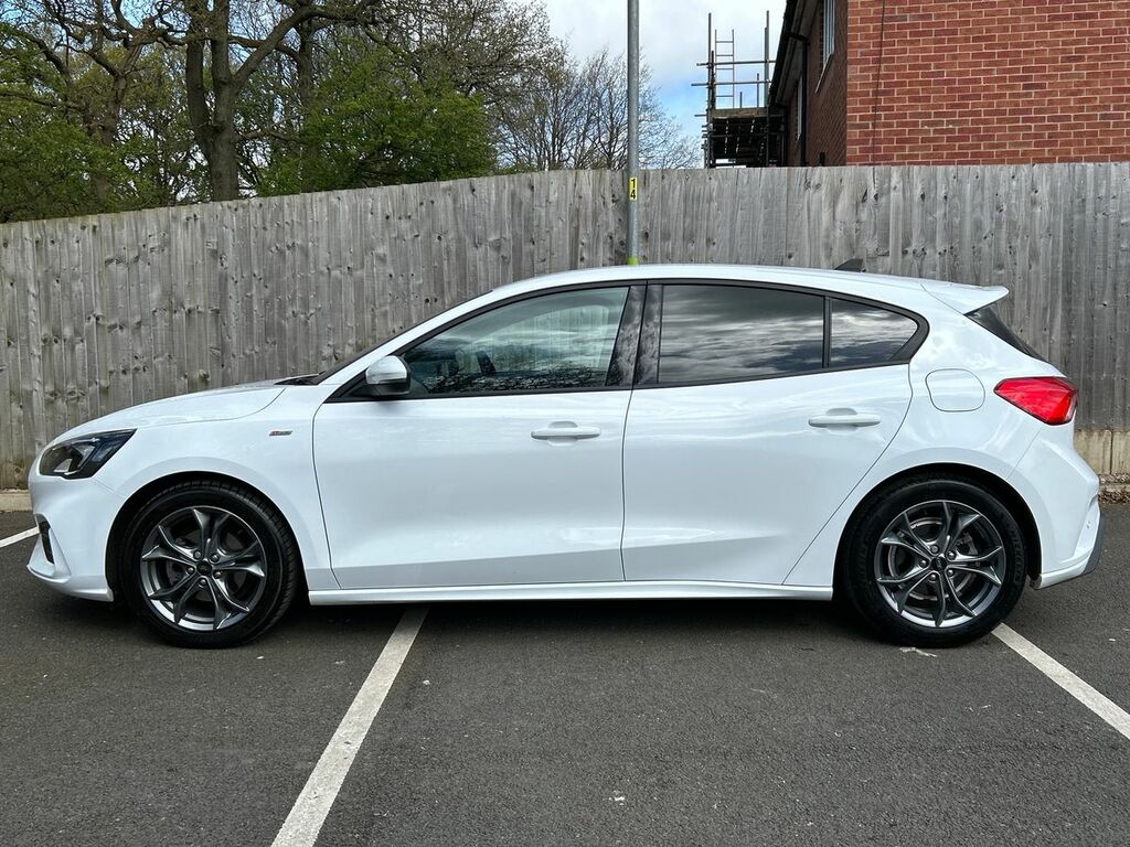 Compare Ford Focus 1.0 Ecoboost Hybrid Mhev 125 St-line Edition DK70OMC White