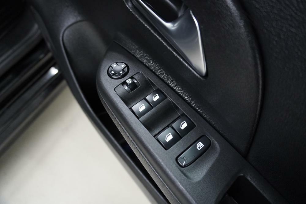 Compare Vauxhall Corsa Elite Nav Premium DV70UUF Black