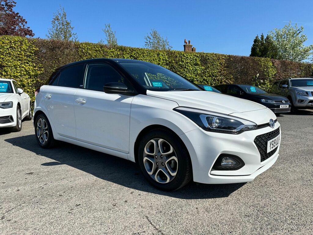 Compare Hyundai I20 Hatchback 1.2 Play Euro 6 Ss 201919 YS19ULV White
