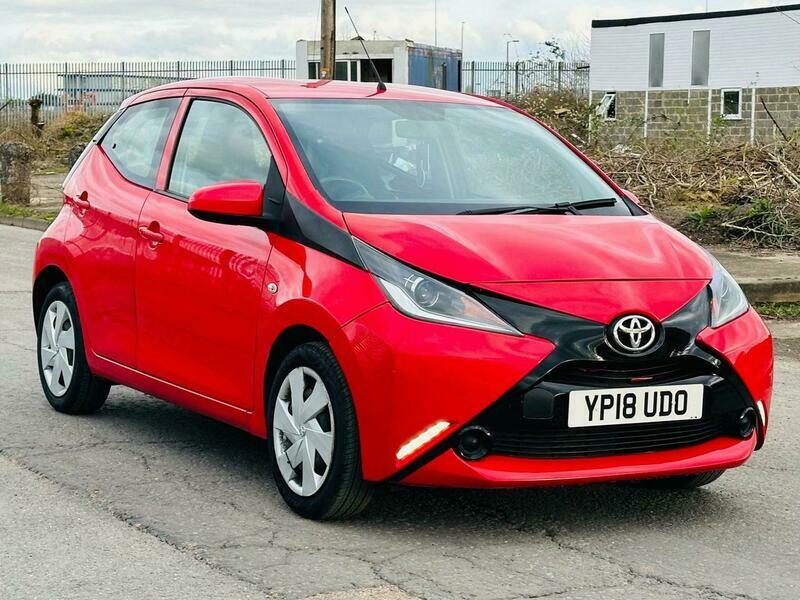 Compare Toyota Aygo 1.0 Vvt-i X-play Euro YP18UDO Red