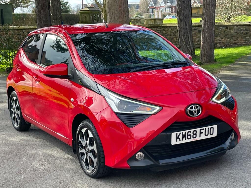 Compare Toyota Aygo 1.0 Vvt KM68FUO Red