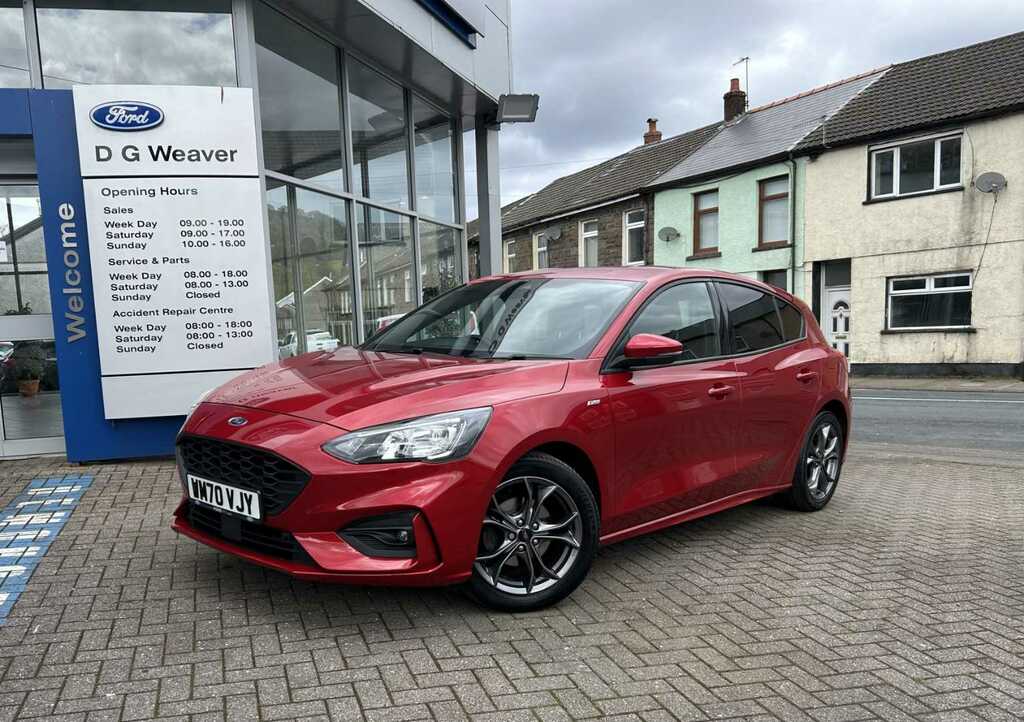 Compare Ford Focus St-line WM70VJY Red