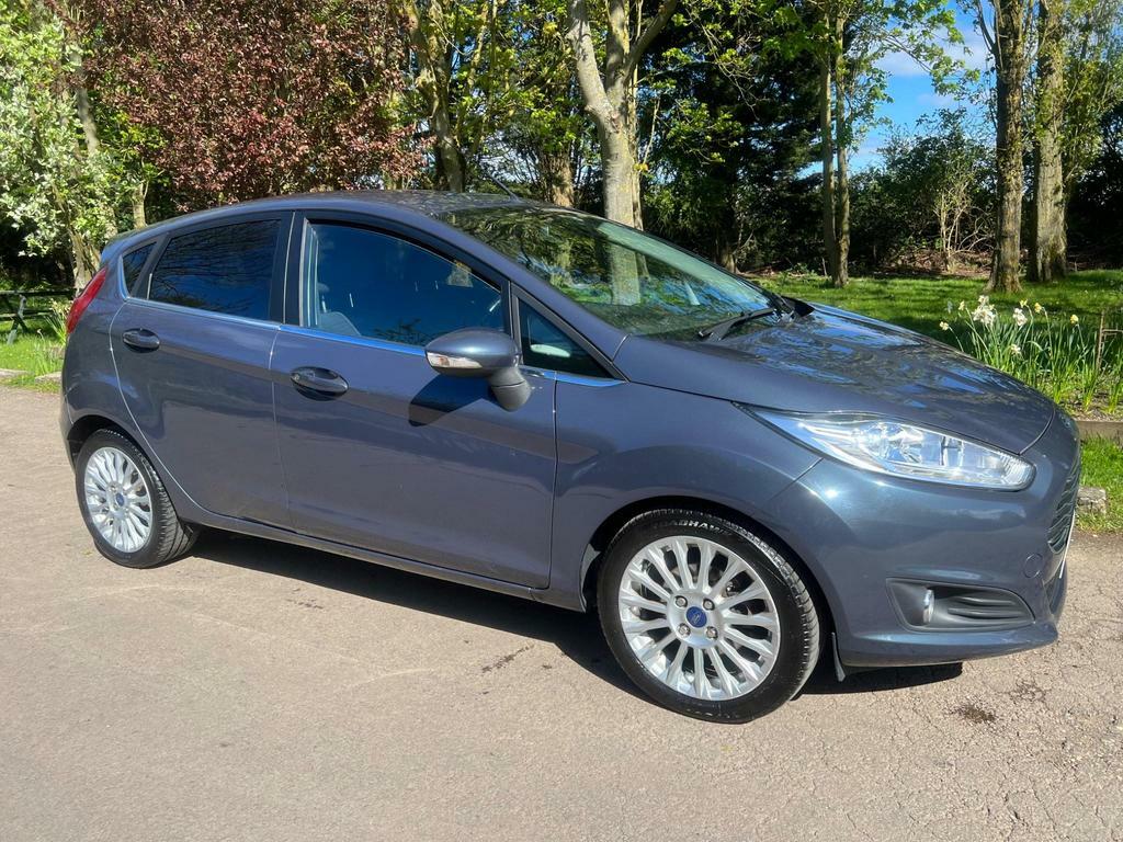 Compare Ford Fiesta 1.0T Ecoboost Titanium Euro 5 Ss WR62ZSW Grey