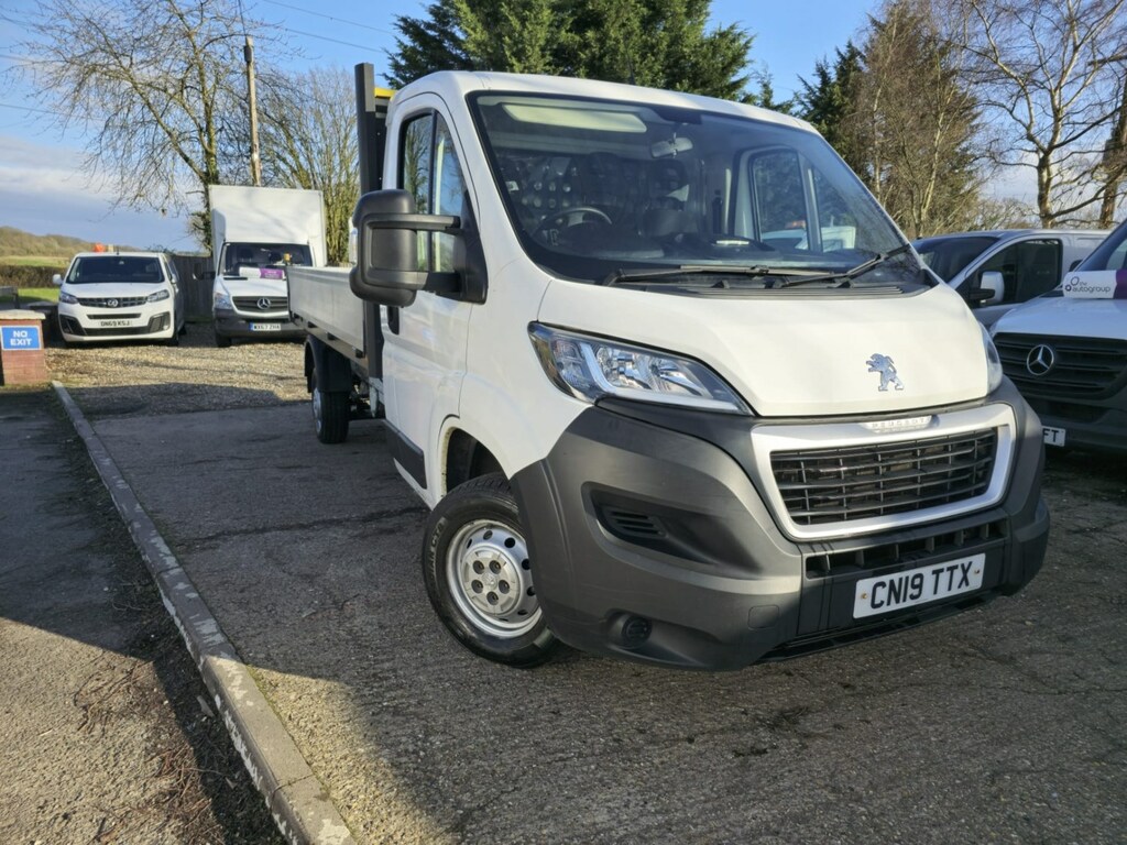 Compare Peugeot Boxer 2.0 Bluehdi Chassis Cab 130Ps CN19TTX White