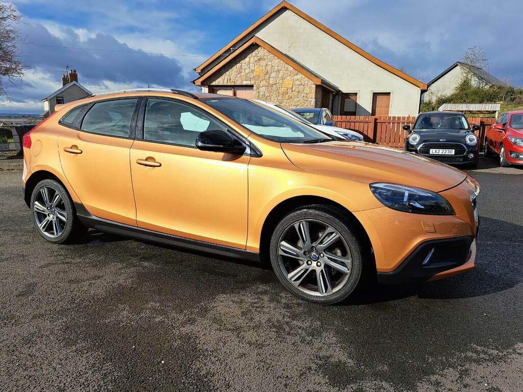 Compare Volvo V40 Cross Country D2 Cross Country Lux SFZ1411 Brown