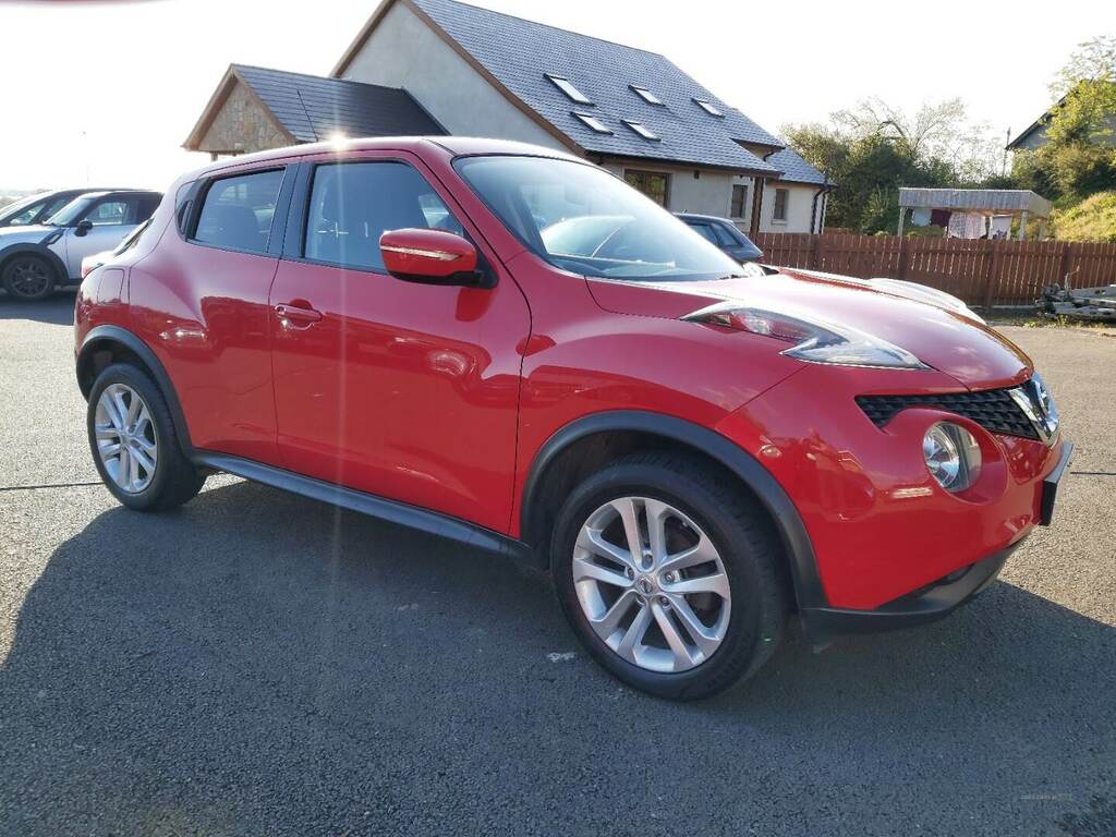 Compare Nissan Juke Acenta Dig-t LXZ1911 Red
