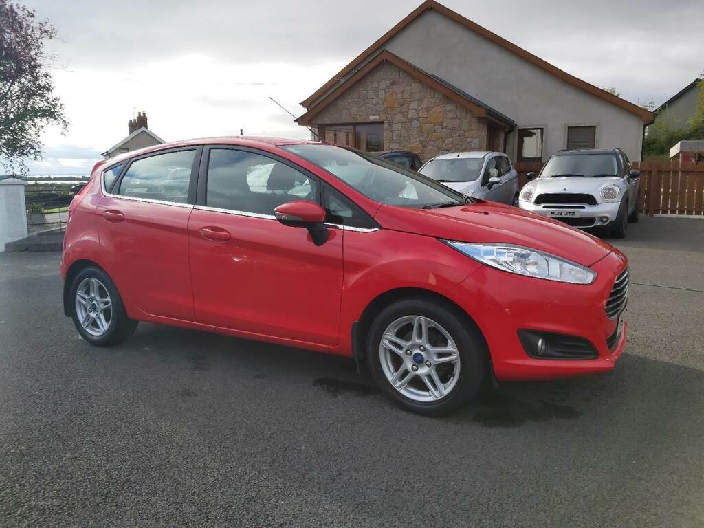Compare Ford Fiesta 1.0 Ecoboost Zetec SNZ8816 Red