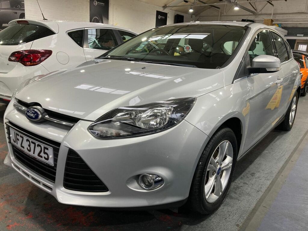 Compare Ford Focus Hatchback 1.6 JFZ3725 Silver