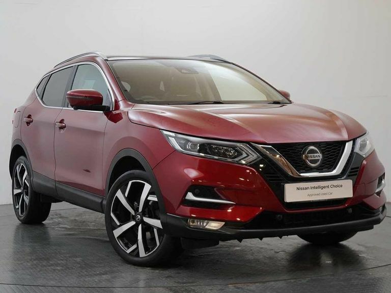 Compare Nissan Qashqai 1.3 Dig-t 140 N-motion With Panoramic Glass Roof A EY21SUV Red
