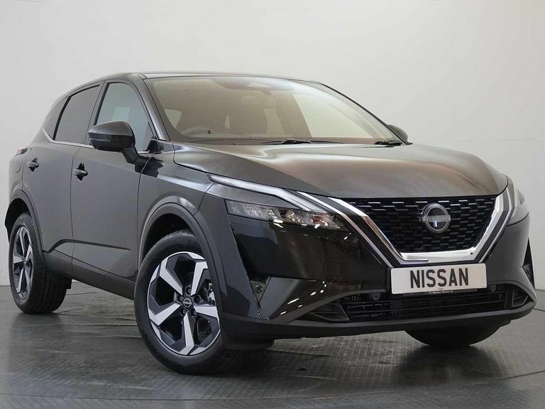 Compare Nissan Qashqai 1.3 Dig-t Mh 158 N-connecta X-tronic With Sat SL24WHH Black