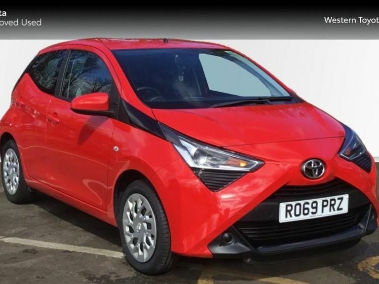 Compare Toyota Aygo 1.0 Vvt-i X-play Euro 6 RO69PRZ Red