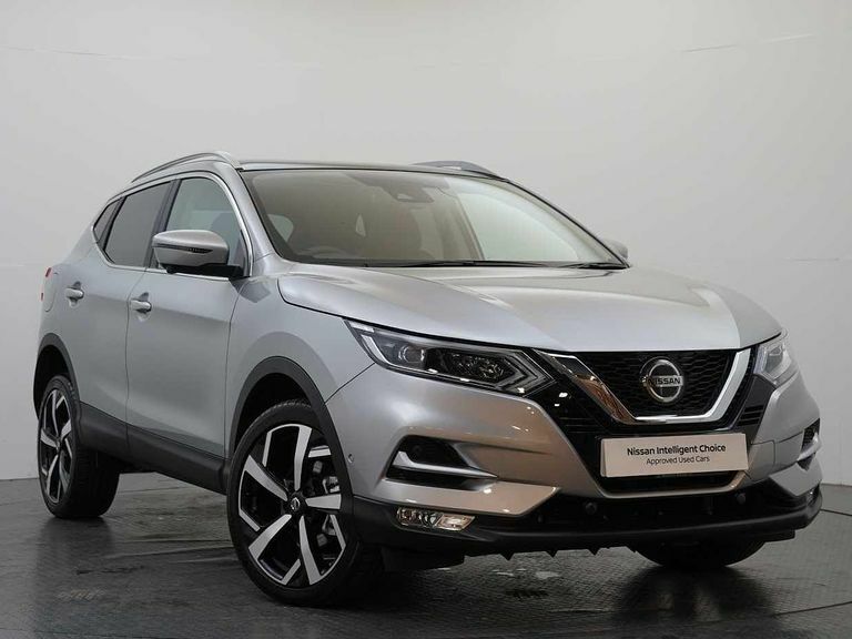 Compare Nissan Qashqai 1.3 Dig-t 140 N-motion With Panoramic Glass Roof A YP21UOL Silver