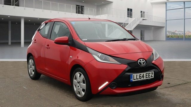 Compare Toyota Aygo 1.0 Vvt-i X-play 69 Bhp LL64EEZ Red
