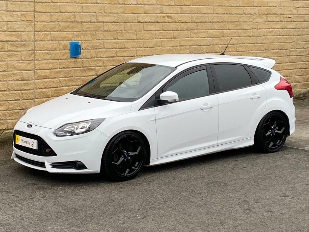 Compare Ford Focus 2.0T Ecoboost St-2 Euro 5 Ss  White