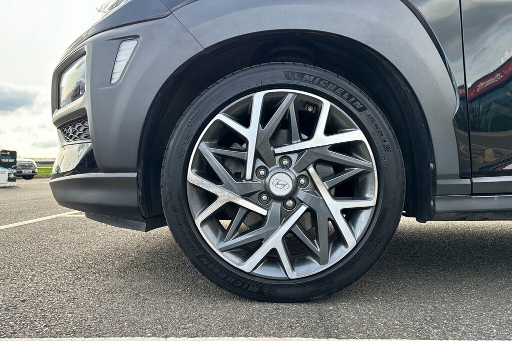 Compare Hyundai Kona 1.6 H-gdi Premium A14VMO Black