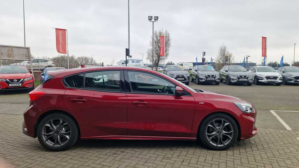 Compare Ford Focus Focus St-line NA68MLK Red