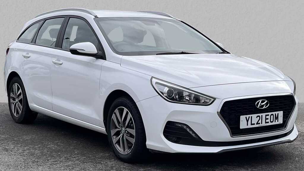 Compare Hyundai I30 1.4T Gdi Se Nav YL21EOM White