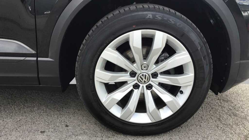 Compare Volkswagen T-Roc Se Tsi EJ68YHS Black