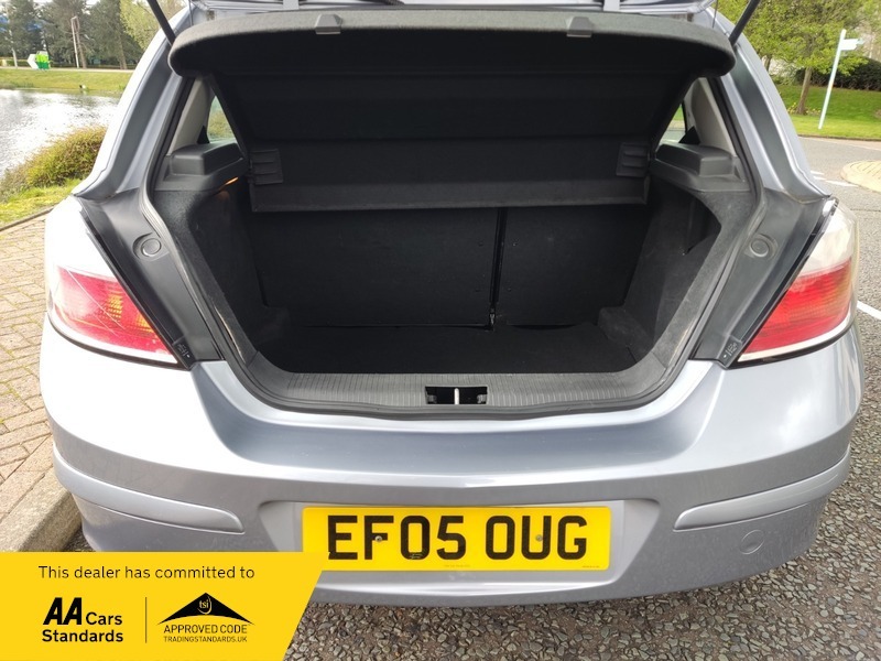 Compare Vauxhall Astra 1.8I 16V Club Hatchback EF05OUG Silver
