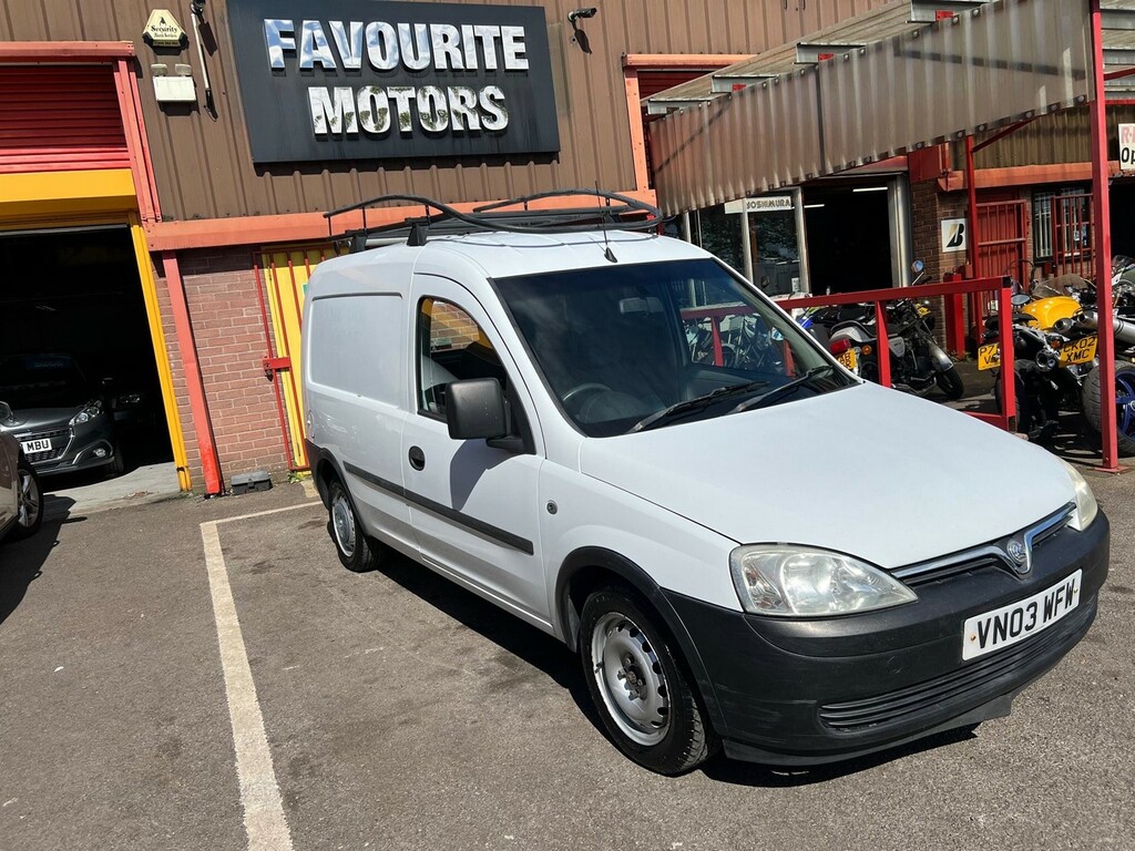 Compare Vauxhall Combo 1.7 Dti 2000 VN03WFW White