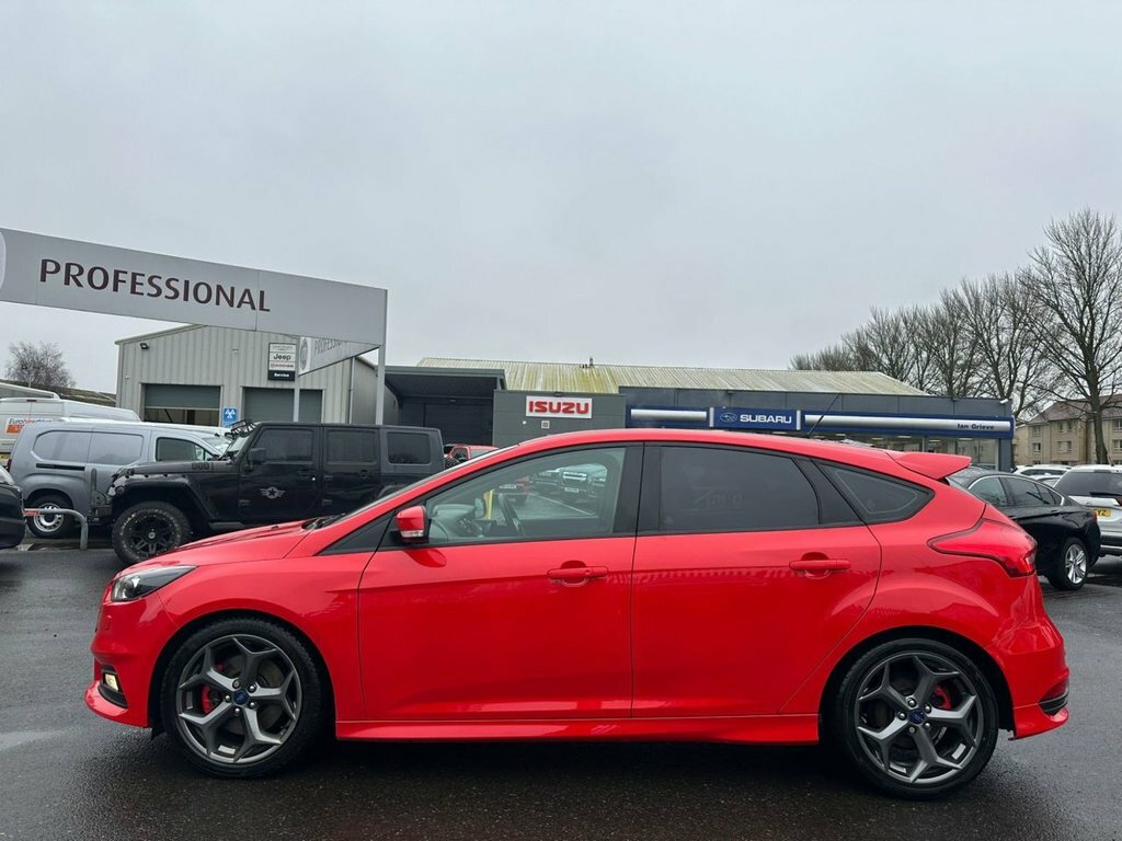 Compare Ford Focus St-3 Tdci YR65LUH Red