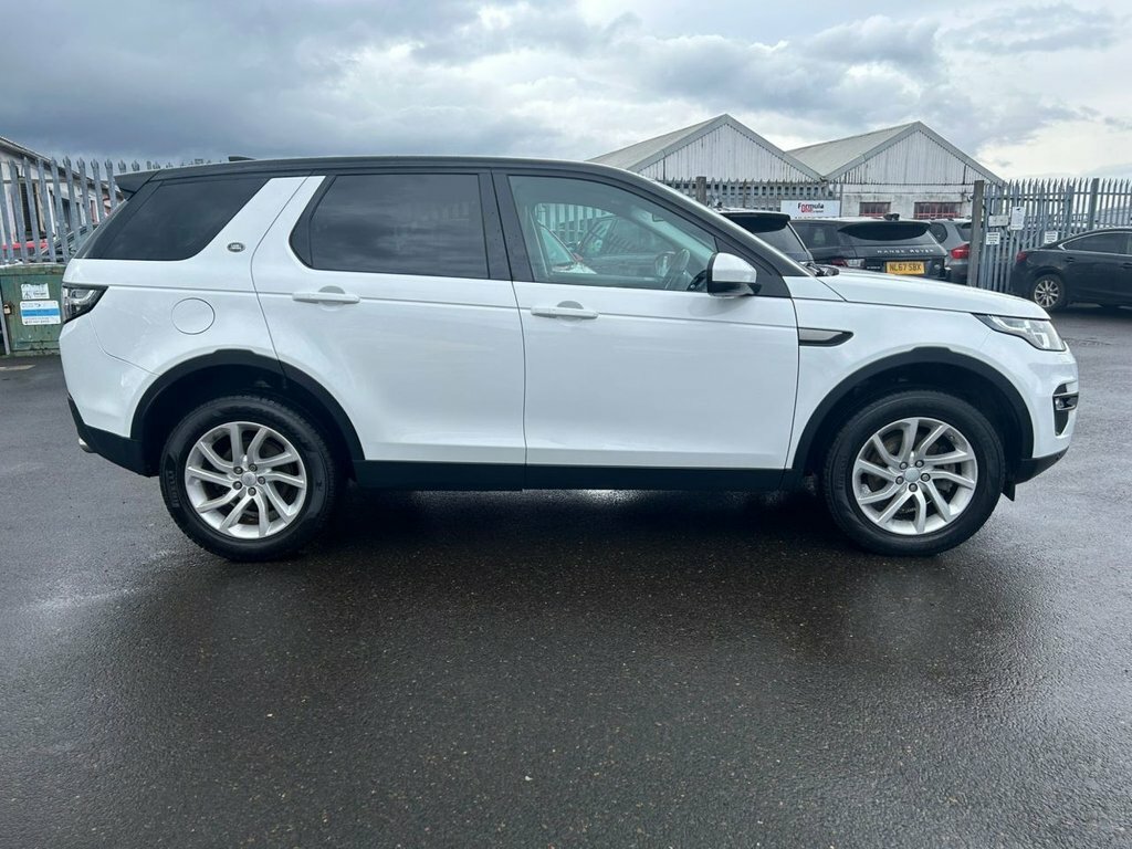 Compare Land Rover Discovery 2.0 Td4 Se Tech 180 Bhp FP66XAE White