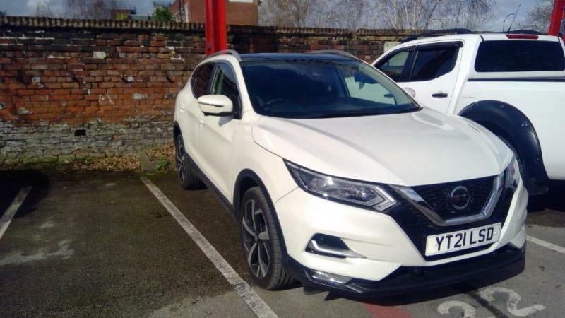 Compare Nissan Qashqai 1.3 Dig-t 160 157 N-motion Dct YT21LSD White