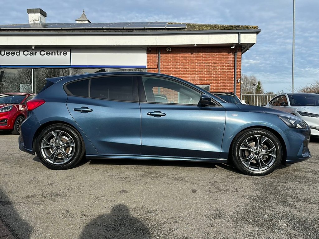 Compare Ford Focus St-line Edition 1.0 Mhev 125Ps MD70HMF Blue