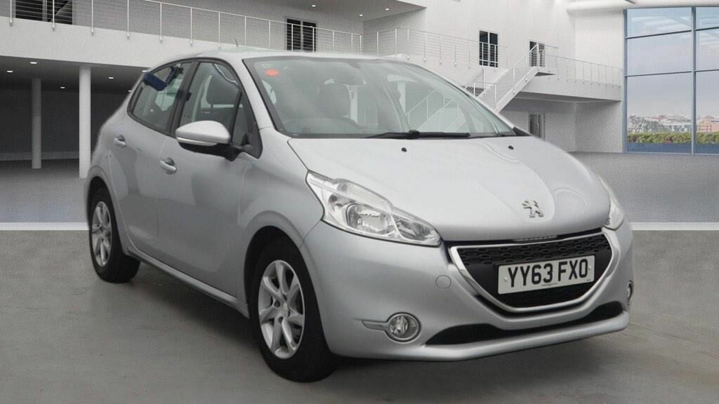 Compare Peugeot 208 Hatchback 1.4 Hdi Active Euro 5 201363 YY63FXO Silver