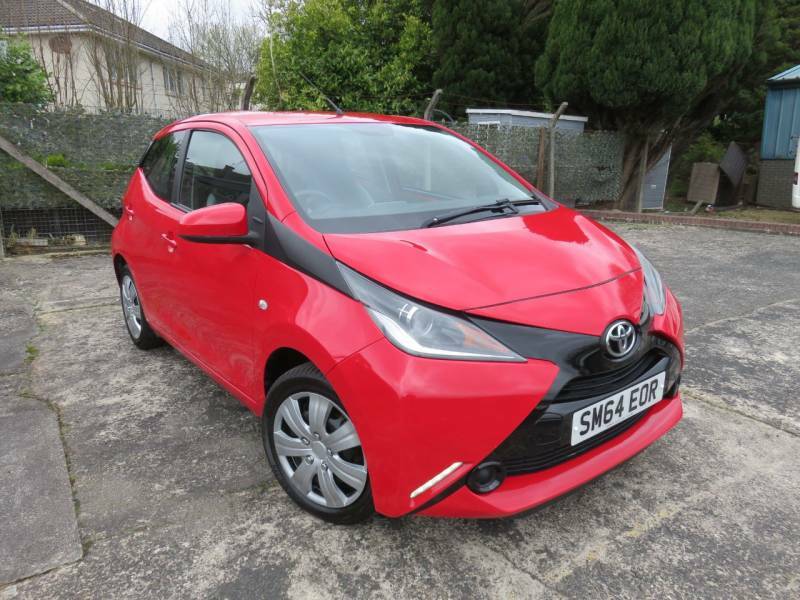 Compare Toyota Aygo 1.0 Vvt-i X-play SM64EOR Red