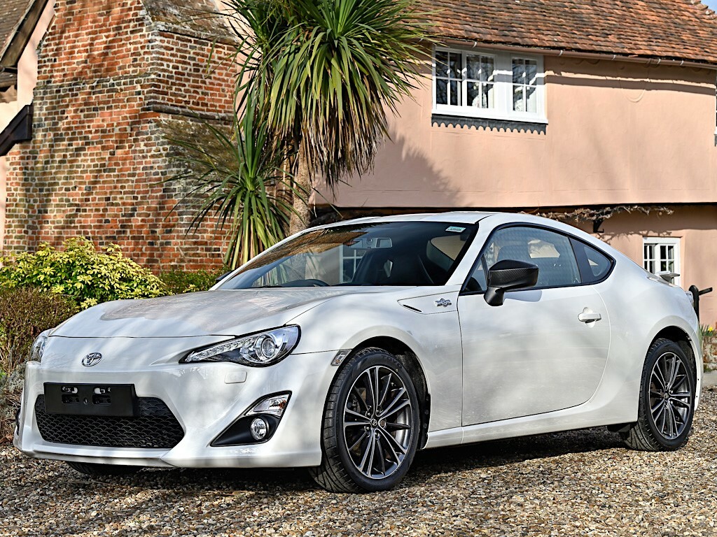 Compare Toyota GT86 D-4s SN16WOX White