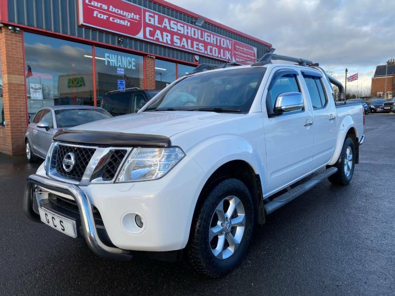 Compare Nissan Navara Double Cab Pick Up Tekna 2.5Dci 190 4Wd - Outstand MJ15PYL White