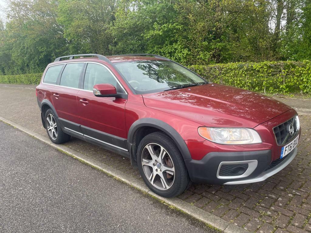 Compare Volvo XC70 2.0 D3 Se Lux Geartronic Euro 5 FT61BXO Red