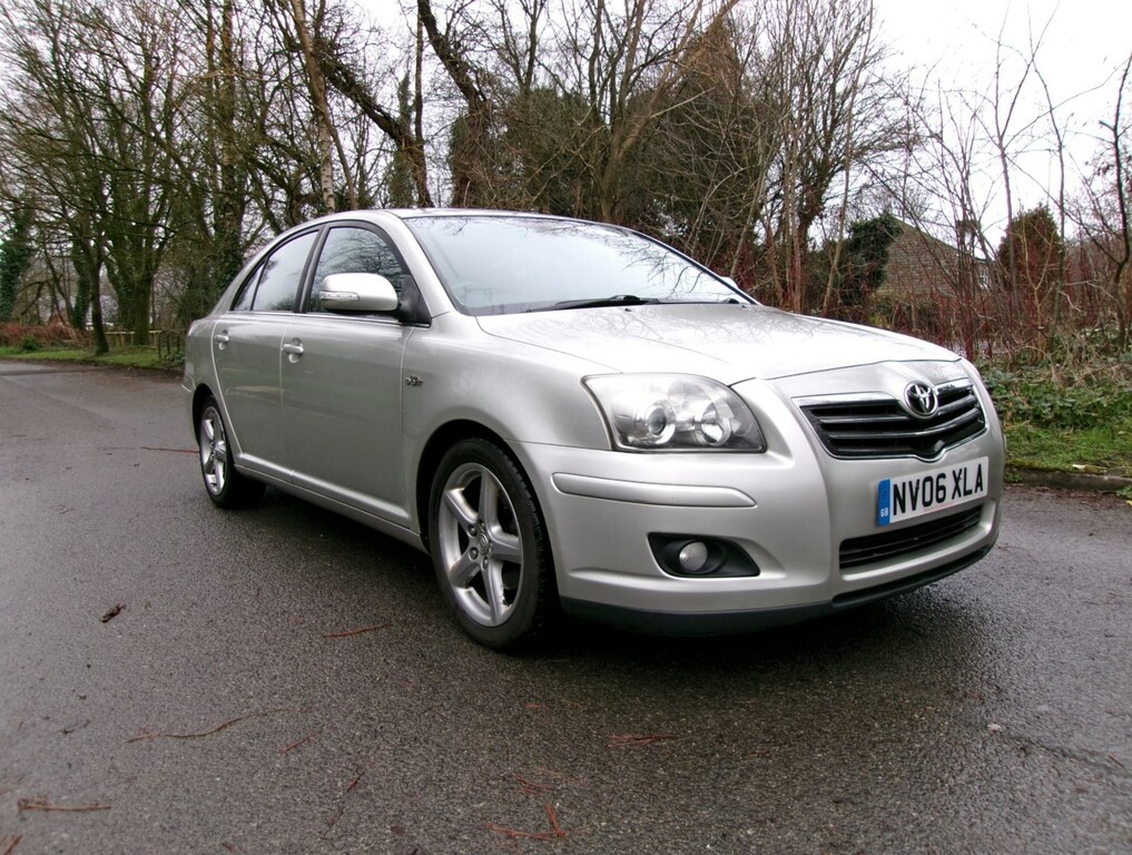 Compare Toyota Avensis 2.2 D-4d T180 NV06XLA Silver