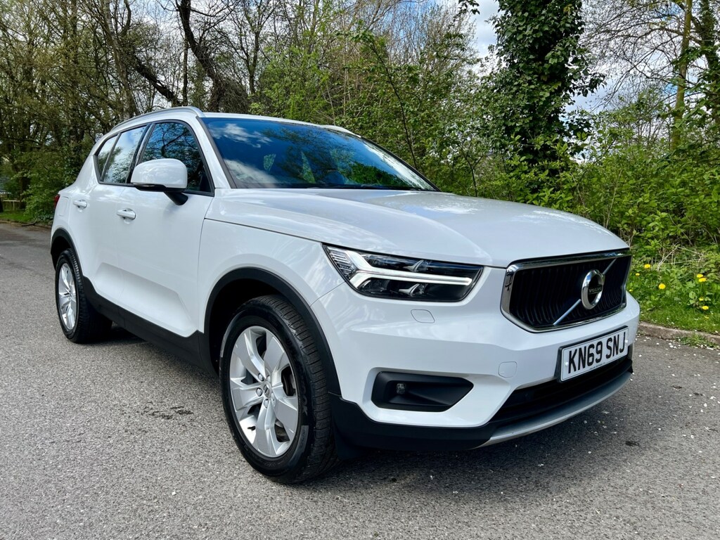 Compare Volvo XC40 2.0 D3 Momentum Pro Awd Geartronic KN69SNJ White
