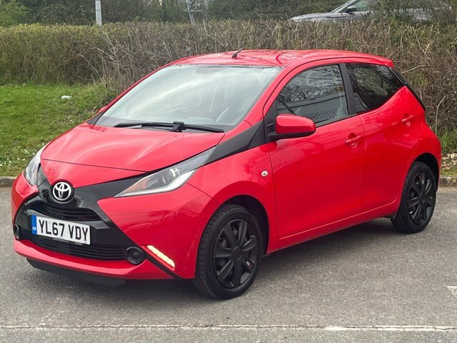 Compare Toyota Aygo 1.0 Vvt-i X-play 69 Bhp YL67VDY Red