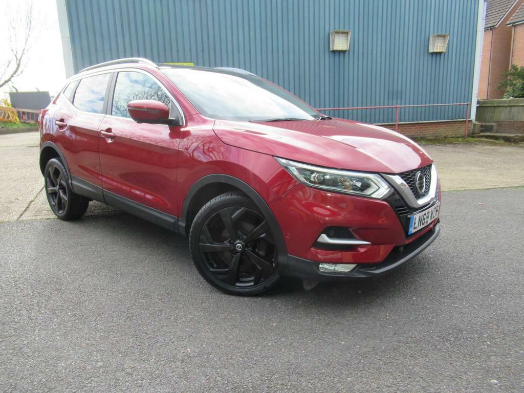 Compare Nissan Qashqai 1.3 Dig-t Tekna Dct Euro 6 Ss LN69WZR Red