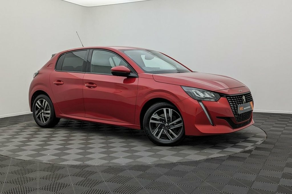 Compare Peugeot 208 1.2 Puretech 100 Allure GJ21KNW Red