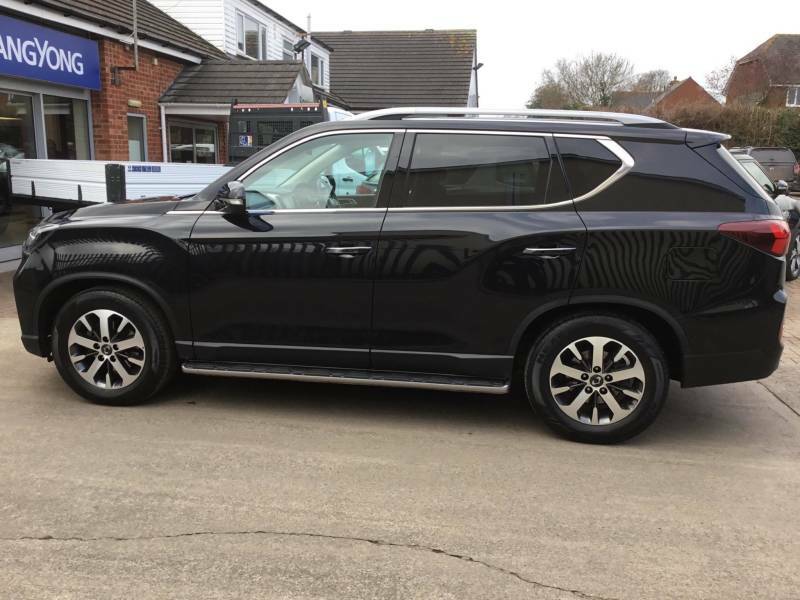Compare SsangYong Rexton 2.2D Ultimate T-tronic 4Wd Euro 6 VN71OFG Black